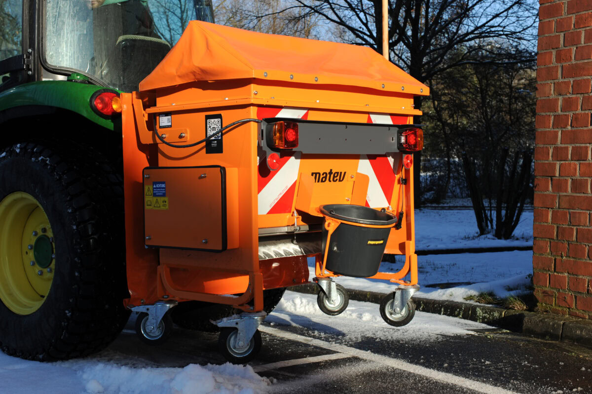 spr-bx-100-streuer-jd-3046r-einsatz02-matev