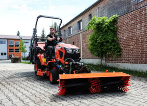 swe-ku-140-kehrmaschine-kubota-g261-einsatz02-matev